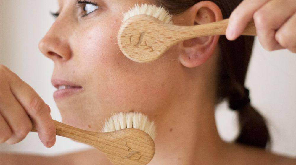 ilustrasi dry brushing wajah (positiveluxury.com)