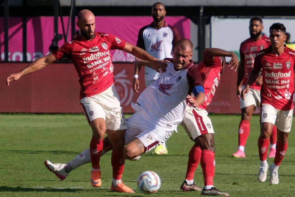 Pesepak bola PSM Makassar Wiljan Pluim (tengah) berebut bola dengan pesepak bola Bali United Mohammed Rashid (kiri) dalam pertandingan BRI Liga 1 di Stadion Kapten I Wayan Dipta, Gianyar, Bali, Jumat (11/8/2023). ANTARA FOTO/Nyoman Hendra Wibowo/rwa