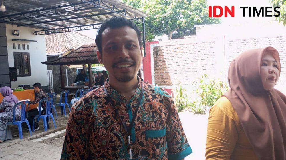 Ketua KPPS TPS 15 Kelurahan Turida Malik Abdul Aziz. (IDN Times/Muhammad Nasir)
