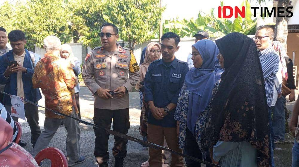 Komisioner KPU RI Betty Epsilon Idroos mengecek pemungutan suara ulang Pemilu 2024 di salah satu TPS di Kota Mataram, Sabtu (24/2/2024). (IDN Times/Muhammad Nasir)