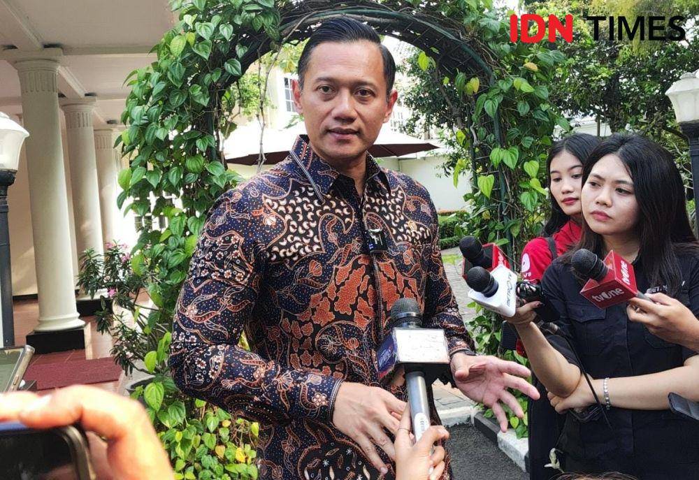 AHY saat ditemui jurnalis usai menyambangi rumah dinas Wakil Presiden RI, Ma'ruf Amin di Menteng, Jakarta Pusat, Sabtu (24/2/2024). (ISN Times/Ilyas Mujib)