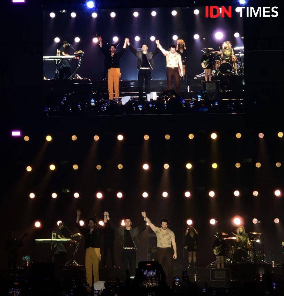 momen keseruan konser Jonas Brothers di ICE BSD City pada Sabtu (24/2/2024) (IDN Times/Elizabeth Chiquita)