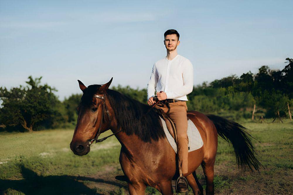 ilustrasi pria sedang berkuda (istockphoto.com/Andreua)