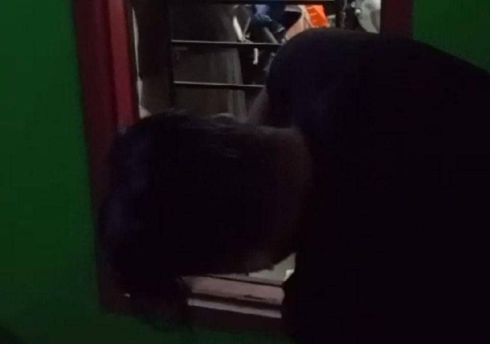 Proses evakuasi pemuda di Lampung Selatan mengaku terjebak di kamar kos 2 hari. (Dok. Dinas Damkartan Lampung Selatan).