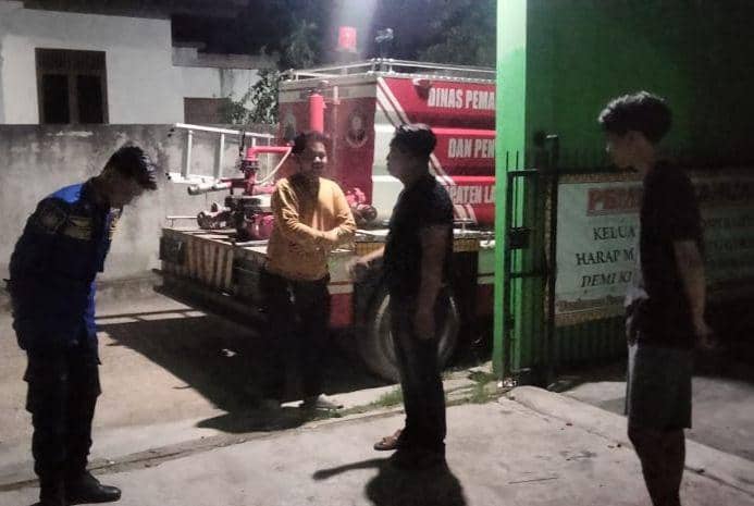 Proses evakuasi pemuda di Lampung Selatan mengaku terjebak di kamar kos 2 hari. (Dok. Dinas Damkartan Lampung Selatan).