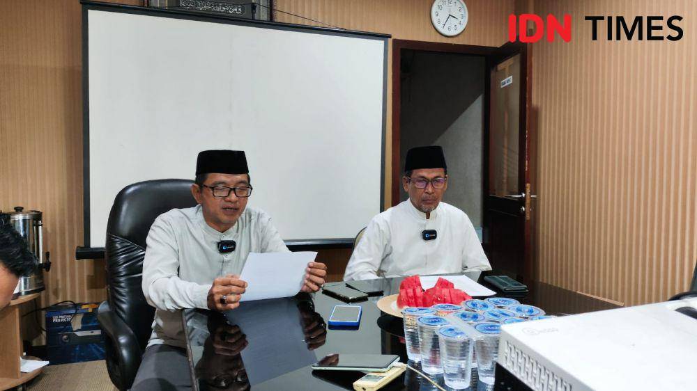 Wakil Ketua Umum DPP Ahlulbait Indonesia (ABI) Ahmad Hidayat (kanan) (IDN Times/Yosafat Diva Bayu Wisesa)