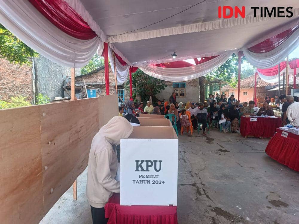 PSU di TPS 006 Kelurahan Rajabasa Jaya, Bandar Lampung, Sabtu (24/2/2024). (IDN Times/Tama Yudha Wiguna).