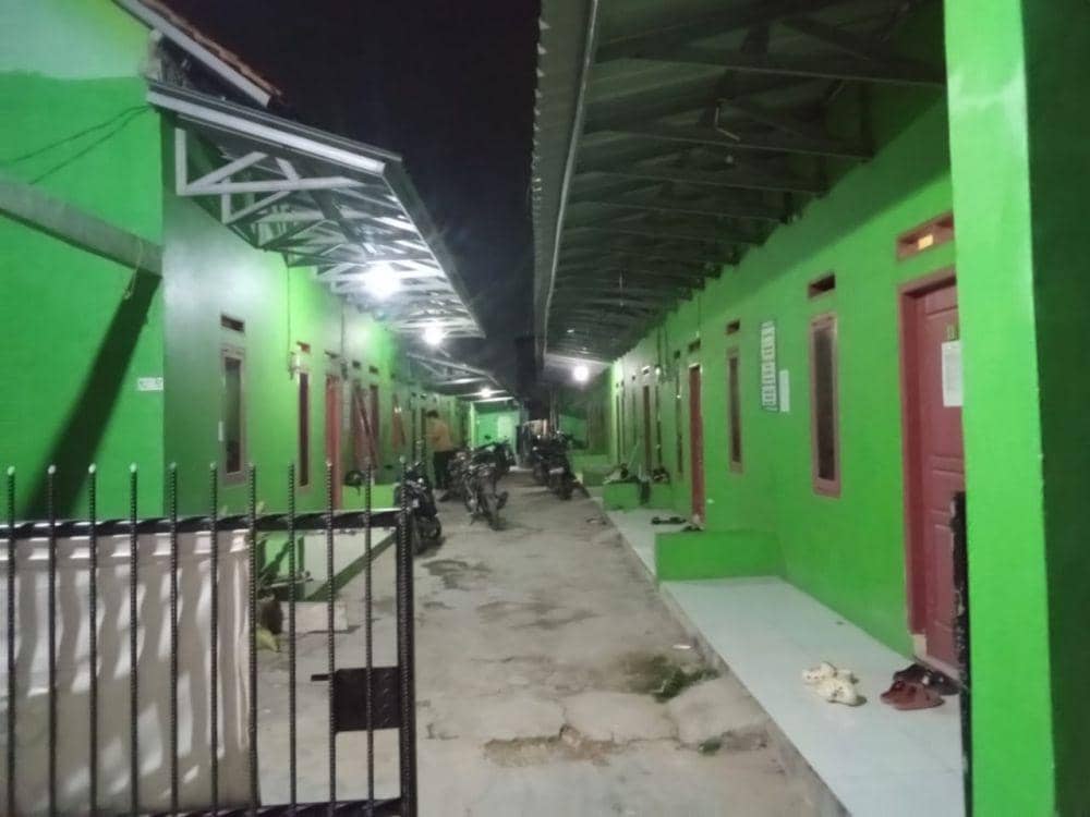 Proses evakuasi pemuda di Lampung Selatan mengaku terjebak di kamar kos 2 hari. (Dok. Dinas Damkartan Lampung Selatan).
