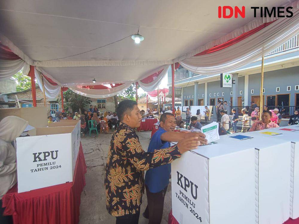 PSU di TPS 006 Kelurahan Rajabasa Jaya, Rajabasa, Bandar Lampung, Sabtu (24/2/2024). (IDN Times/Tama Yudha Wiguna).