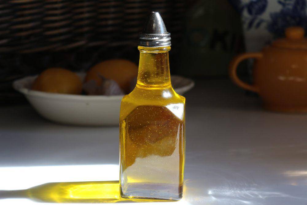 ilustrasi minyak sapi dalam botol (pixabay.com/HomeMaker)