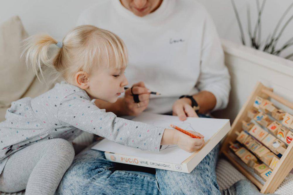 ilustrasi bayi dengan bukunya (pexels.com/Karolina Grabowska)