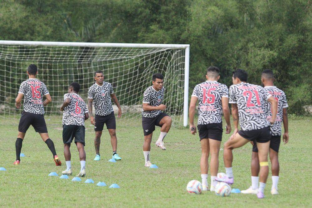 Para pemain PSBS Biak saat menggelar latihan jelang melawan Persiraja Banda Aceh. (Dokumentasi Pegadaian Liga 2 Indonesia)