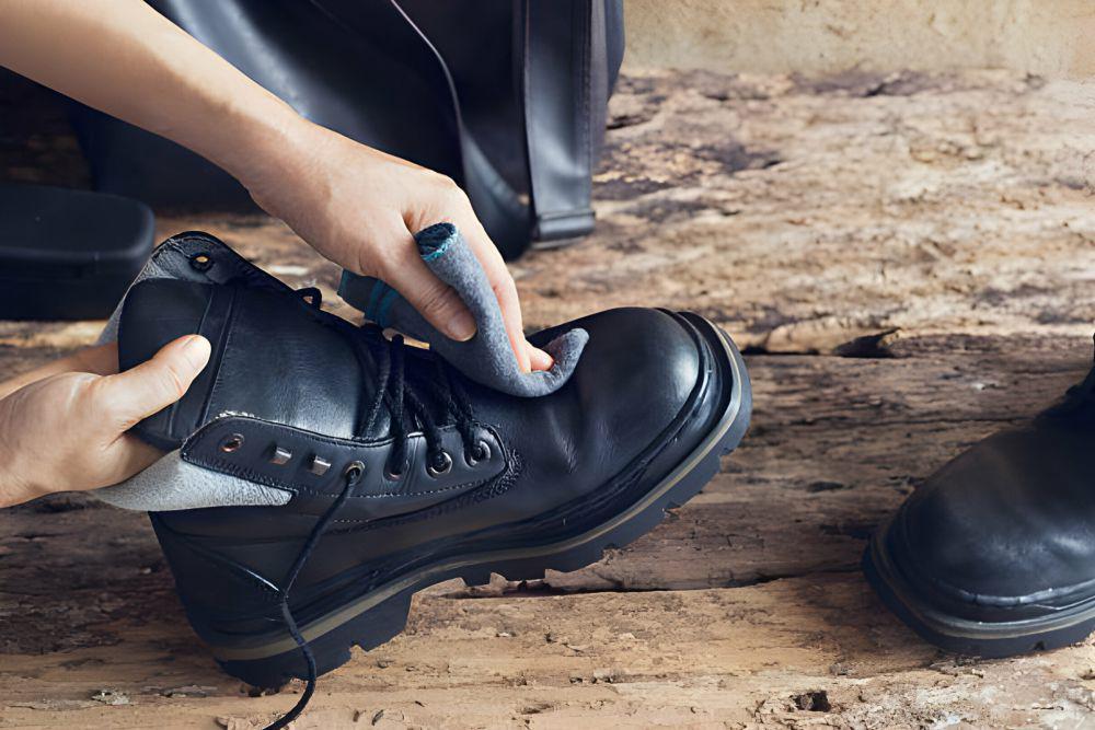5 Tips Mencuci Sepatu Boots Agar Tetap Awet dan Tahan Lama