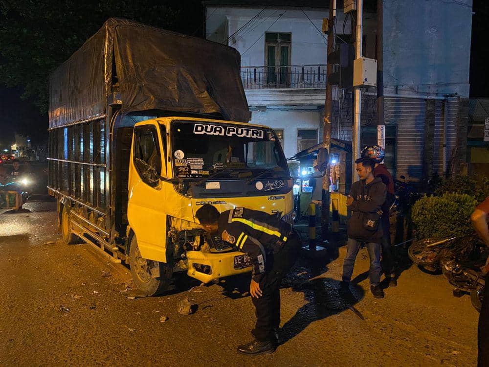 Terjadi kecelakaan lalu lintas di Jalan Lintas Barat Sumatera (Jalinbar) Pringsewu. (Dok. Polres Pringsewu).