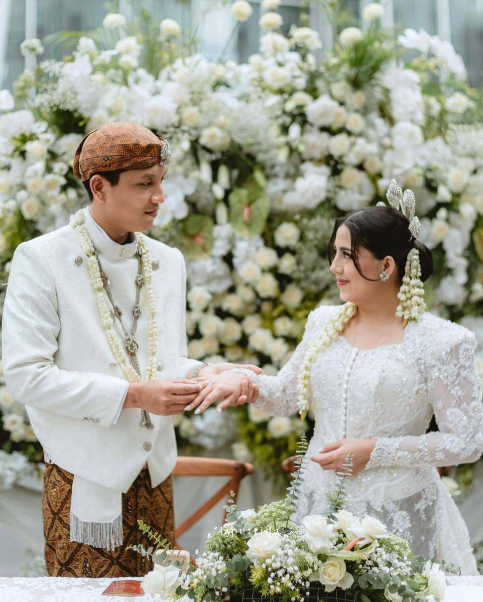 Nessie Judge menikah (byputrida via Instagram.com/thebridestory)