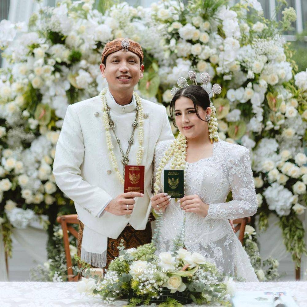 Nessie Judge menikah (byputrida via Instagram.com/thebridestory)