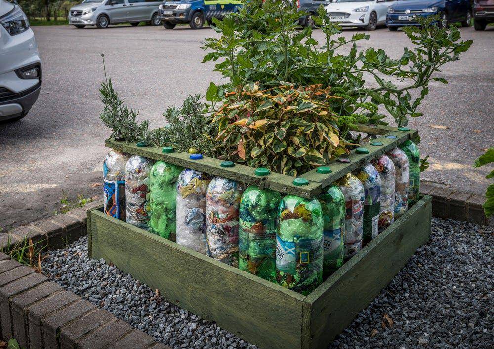 ilustrasi pot tanaman dari ecobrick (haultail.com)