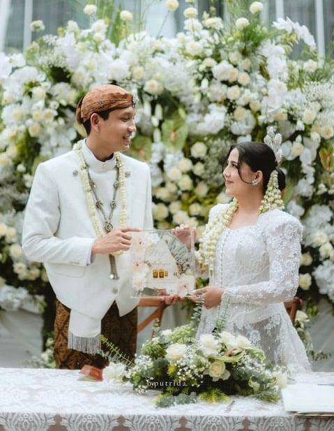 Nessie Judge menikah (byputrida via Instagram.com/thebridestory)