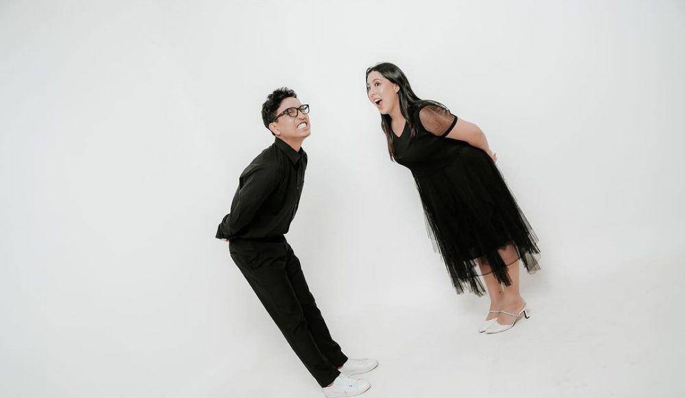 prewed baju hitam casual (instagram.com/mor.story)
