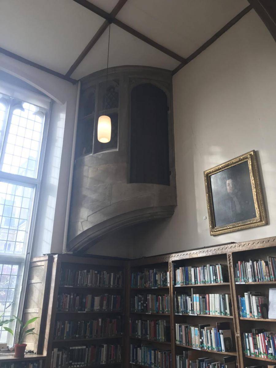 potret hal unik di perpustakaan sekolah (reddit.com/user/onionbhajay)