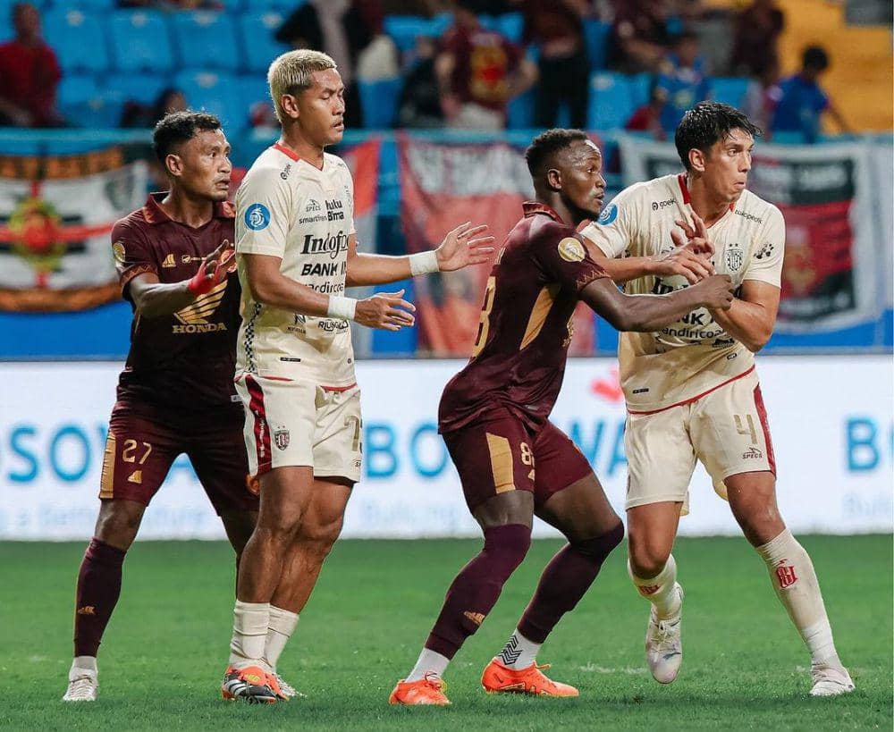Pemain Bali United (putih) mendapat pengawalan ketat pemain PSM Makassar. (Instagram.com/baliunitedfc)