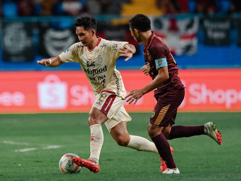 Pemain Bali United (putih) mendapat pengawalan ketat pemain PSM Makassar. (Instagram.com/baliunitedfc)