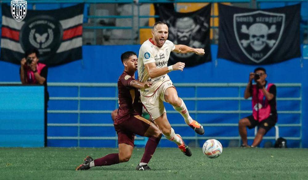 Pemain Bali United (putih) mendapat pengawalan ketat pemain PSM Makassar. (Instagram.com/baliunitedfc)