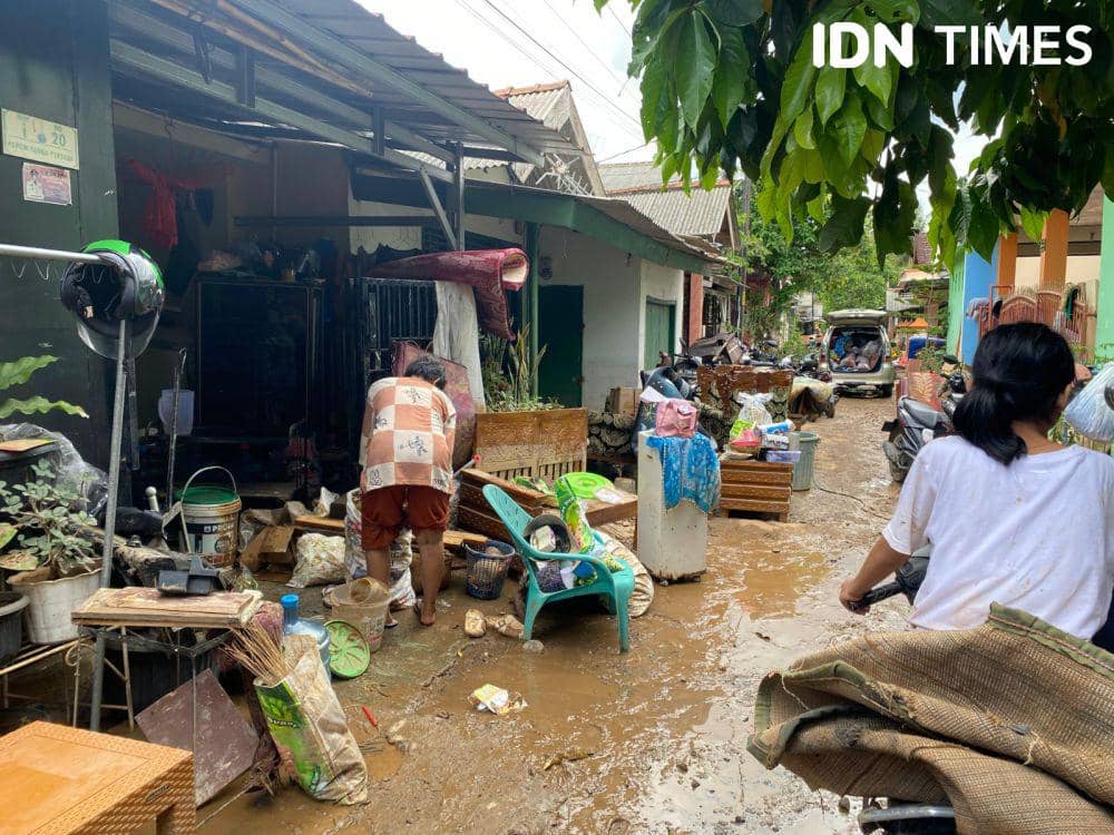Warga Perumahan Gelora Persada, Kelurahan Rajabasa Jaya, Kecamatan Rajabasa, Bandar Lampung membersihkan perabotan, Minggu (25/2/2024). Perumahan ini salah satu titik terparah terdampak banjir terjadi kemarin. (IDN Times/Martin L Tobing).