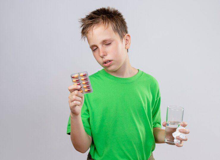 ilustrasi anak laki-laki memegang obat (freepik.com/stocking)