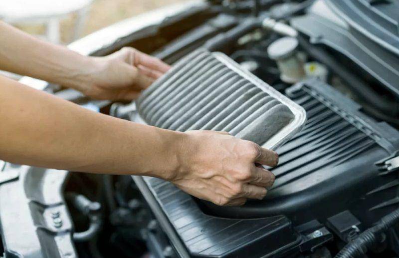 ilustrasi membersihkan filter AC mobil (auto.mallaky.com)