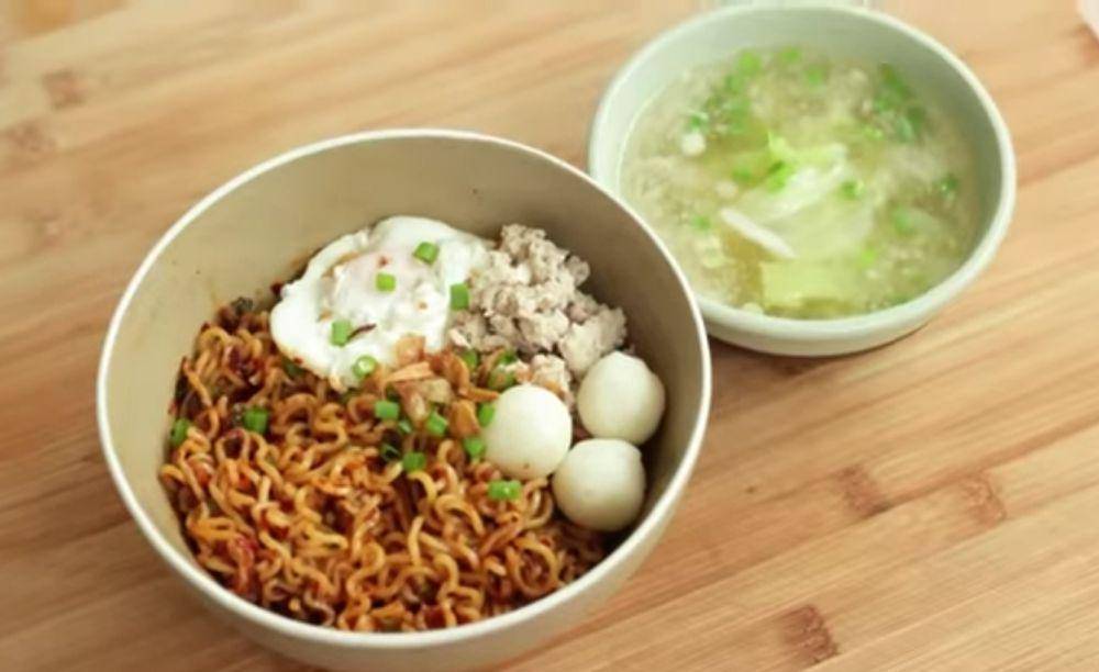 Resep mie instan chili oil (youtube.com/Devina Hermawan)