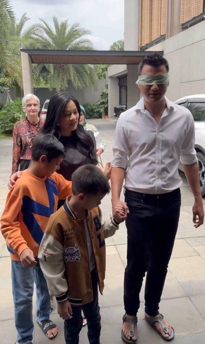 Kejutan ultah Christian Sugiono (Instagram.com/titi_kamall)