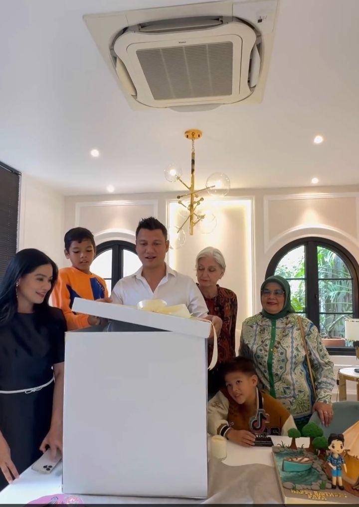 Kejutan ultah Christian Sugiono (Instagram.com/titi_kamall)