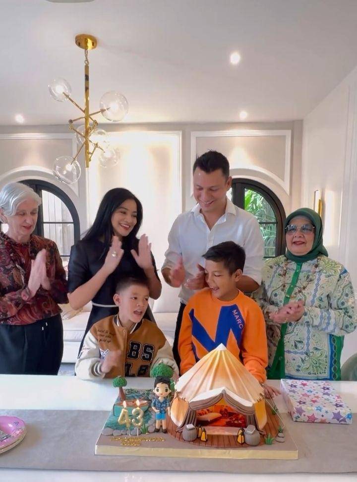 Kejutan ultah Christian Sugiono (Instagram.com/titi_kamall)