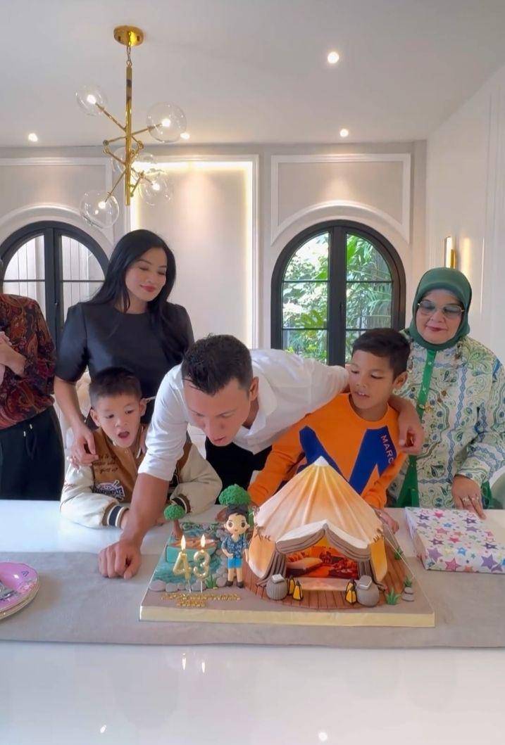 Kejutan ultah Christian Sugiono (Instagram.com/titi_kamall)