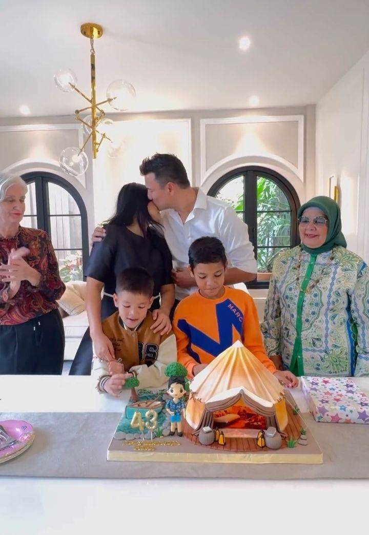 Kejutan ultah Christian Sugiono (Instagram.com/titi_kamall)