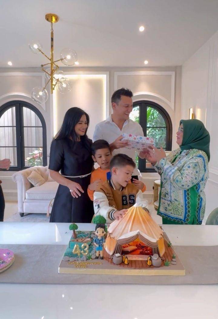 Kejutan ultah Christian Sugiono (Instagram.com/titi_kamall)