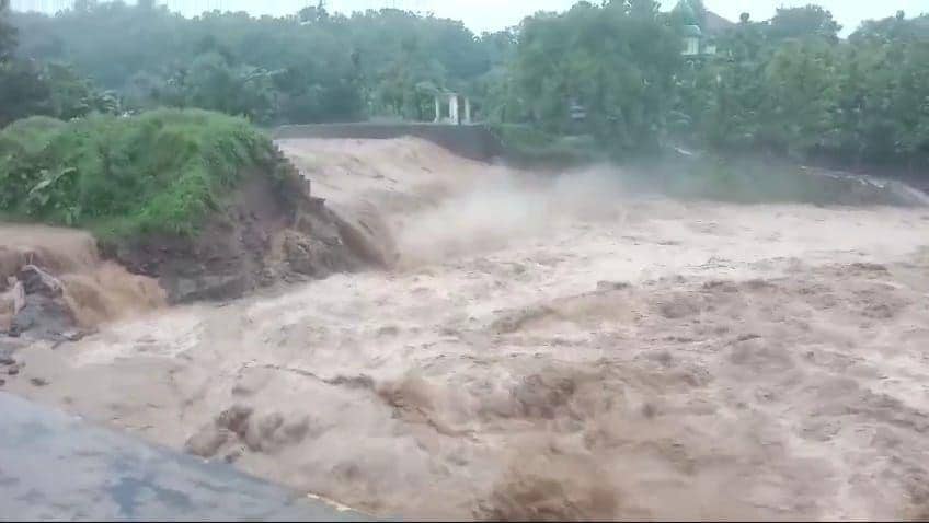 Pasutri pengendara motor sempat terseret arus banjir namun berhasil diselamatkan warga. IDN Times/ Istimewa