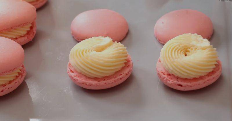 potret macaron yang sedang diberi isian cream (YouTube.com/Joon's Little Table)