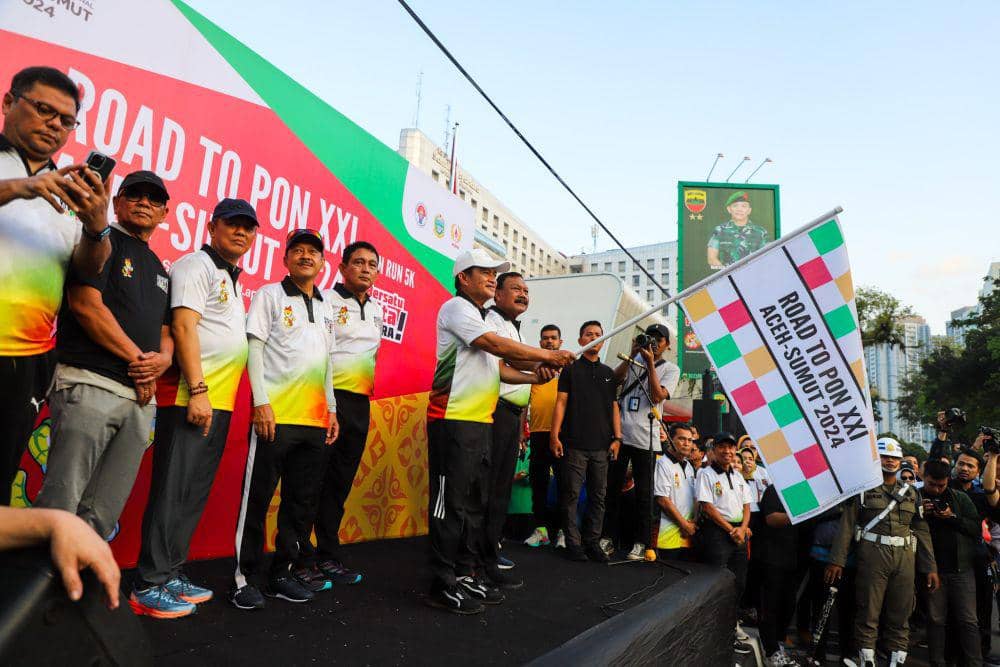Pj Gubernur Sumut Hasanuddin saat melepas peserta Fun Run Road to PON 2024 di Lapangan Benteng, Minggu (25/2/2024) (Dok.Istimewa)