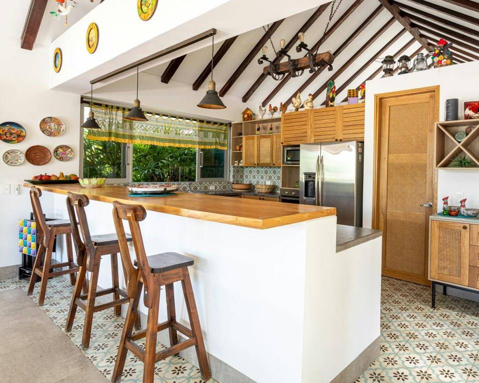 ilustrasi kitchen island berjenjang (unsplash.com/Lissete Laverde)