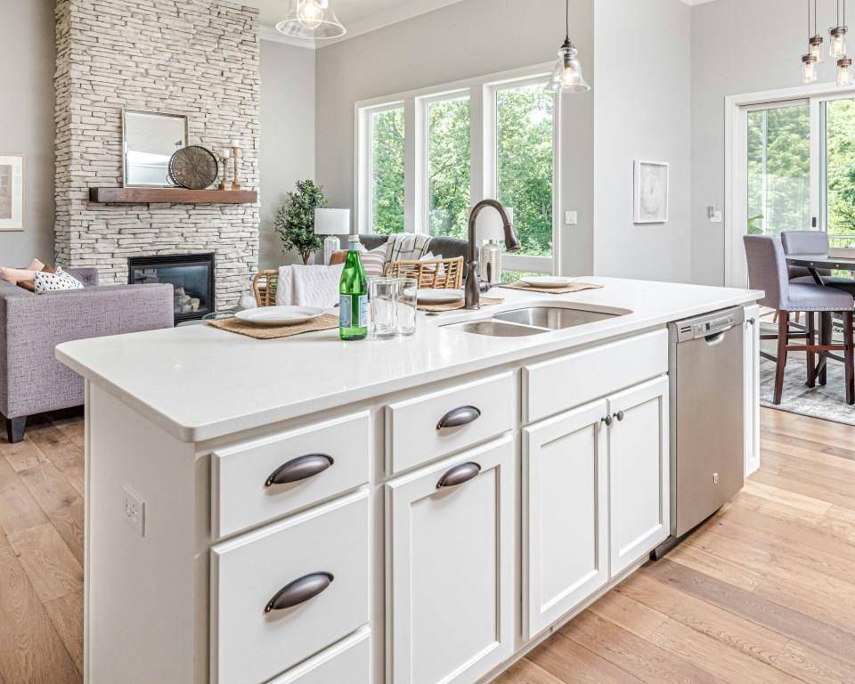 ilustrasi kitchen island dilengkapi laci (unsplash.com/Mike Gattorna)