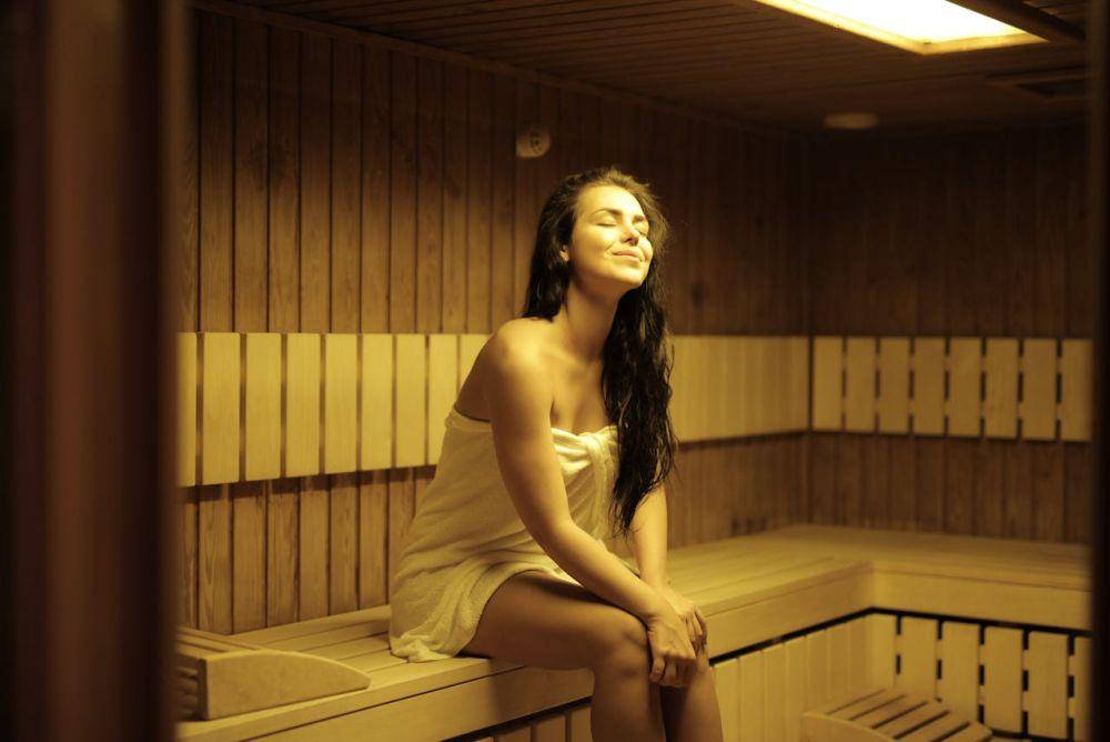 ilustrasi perempuan di sauna (pexels.com/Andrea Piacquadio)
