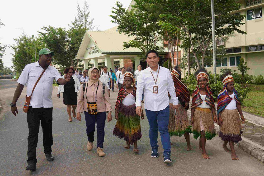 Siswa-siswi Sekolah Asrama Taruna Papua bersama Deputi Bidang Kemaritiman dan Sumber Daya Alam Bappenas, Vivi Yulaswati. (IDN Times/Istimewa)