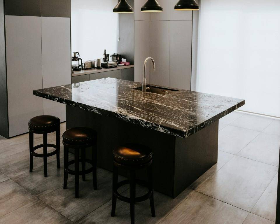 ilustrasi kitchen island berbahan marmer (unsplash.com/Sam Moghadam Khamseh)