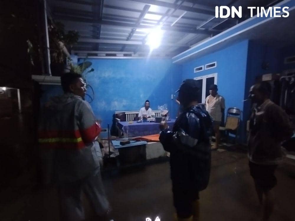 Banjir kembali terjadi di sejumlah titik Kota Bandar Lampung, Minggu (25/2/2024) malam. (IDN Times/Martin L Tobing).