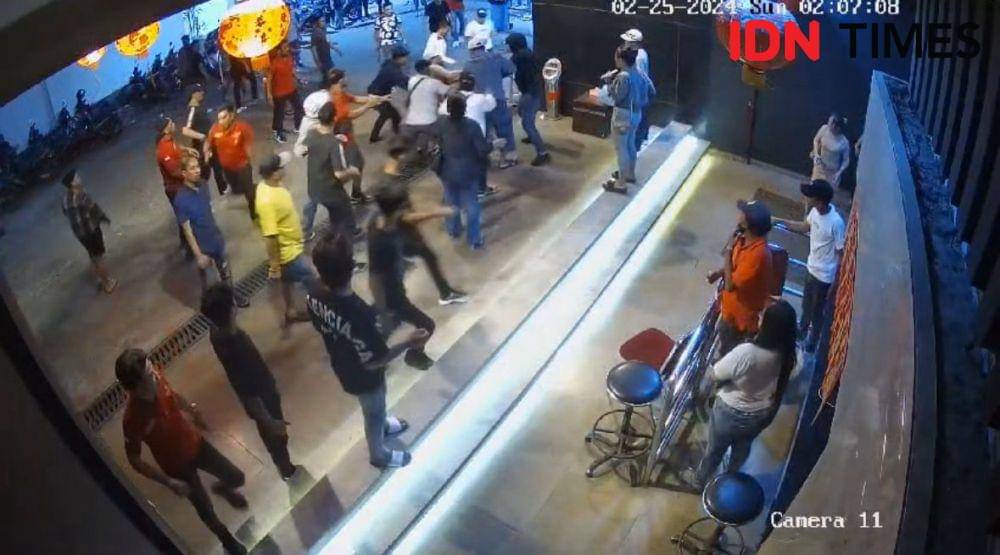 Pengeroyokan terjadi di halaman parkir THM di Pontianak. (IDN Times/Istimewa).