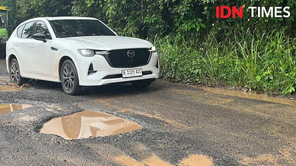 Salah satu titik jalan berlubang di jalan menuju Padang (IDN Times/Dwi Agustiar)