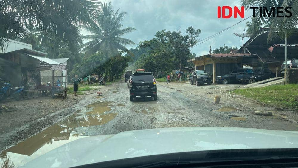 Kondisi jalan berlubang di Desa Sungai Batuang, Lintas Sumatra dari Dharmasraya menuju Padang (IDN Times/Ridwan Aji Pitoko)
