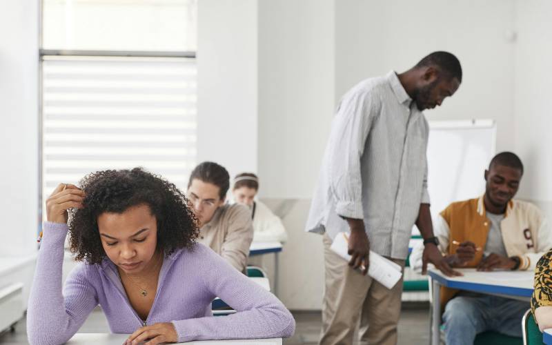 ilustrasi tes GMAT dan GRE (pexels.com/Andy Barbour)